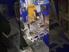 เครื่องเชื่อมสปอตแบบกำหนดเองที่ไม่ได้มาตรฐานใช้ในการเชื่อมเสา B แผ่นเย็นในรถยนต์